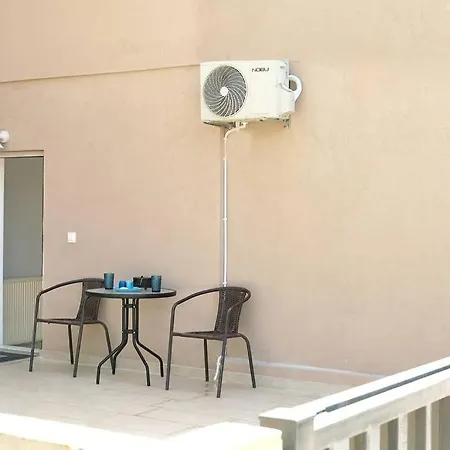 Beachside Apartment-pool-parking La Canea